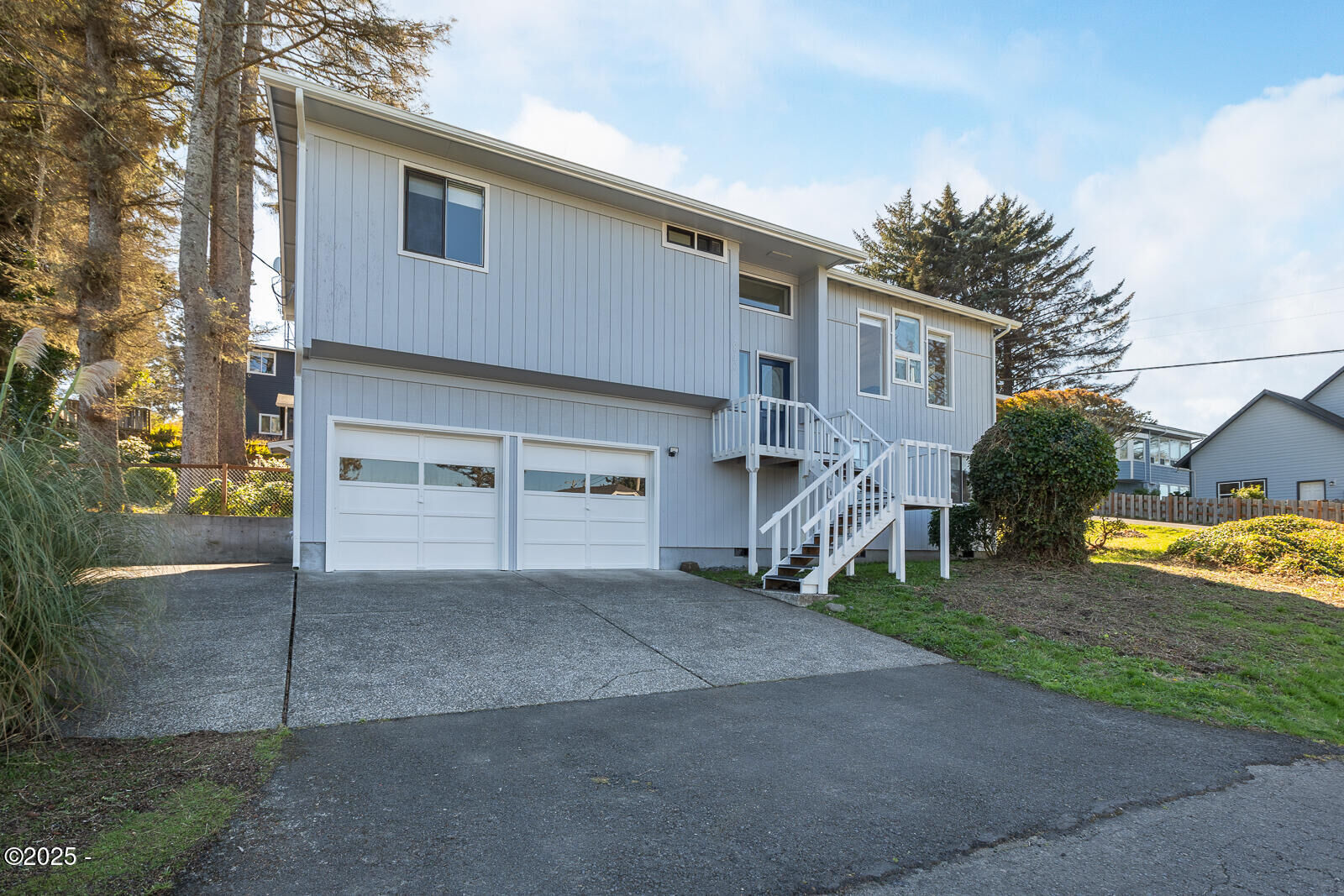 Property Photo: 1810 NE 18th St OR 97367