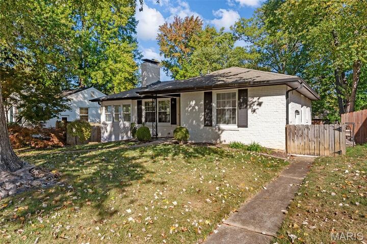 Property Photo:  1025 Glenmoor Lane  MO 63122