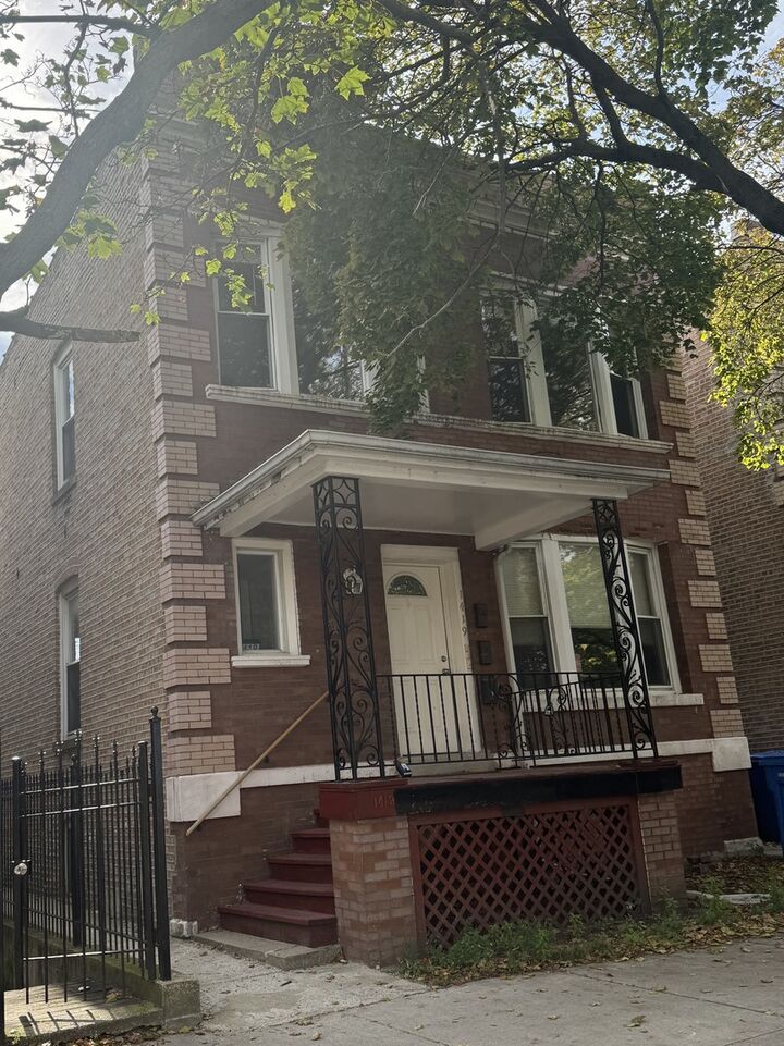 1419 W Sunnyside Avenue 2  Chicago IL 60640 photo