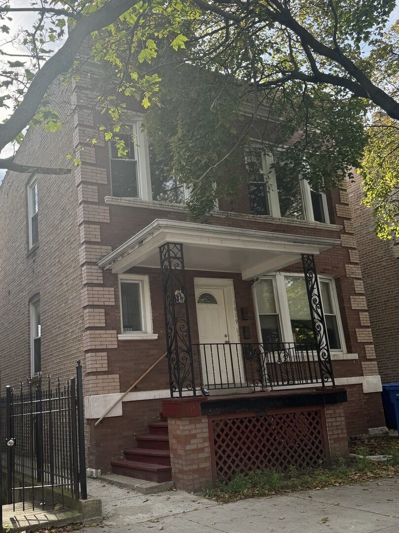 Property Photo:  1419 W Sunnyside Avenue 2  IL 60640