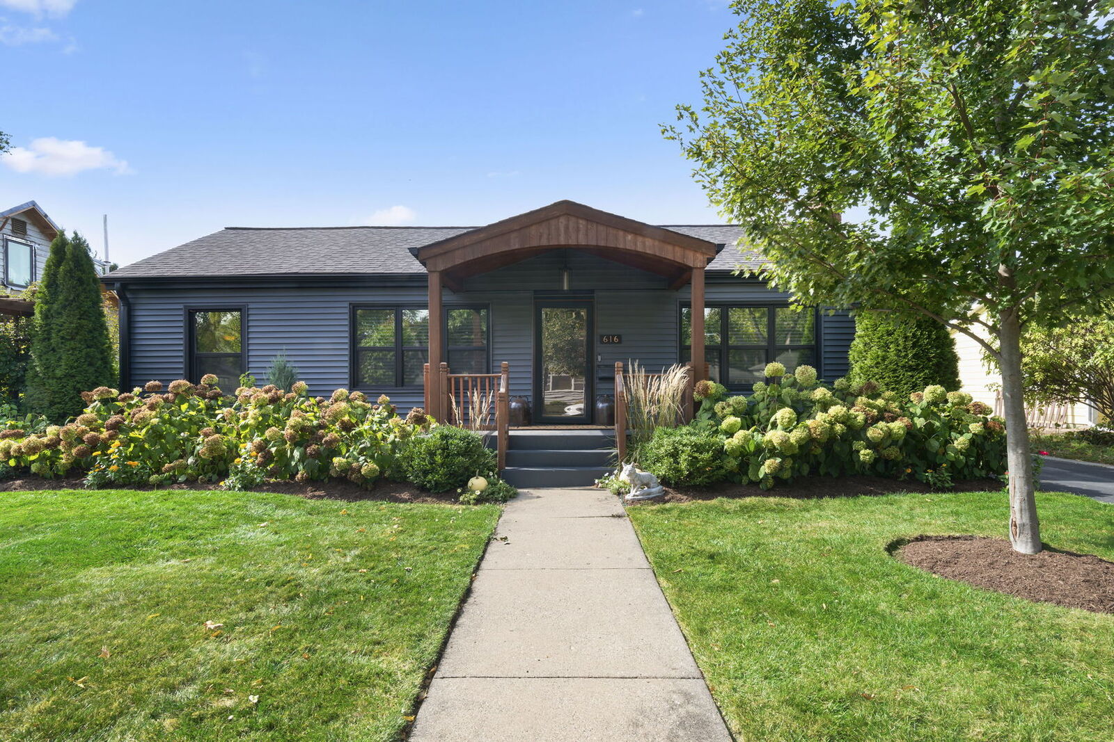 Property Photo:  616 N Lincoln Avenue  IL 60134
