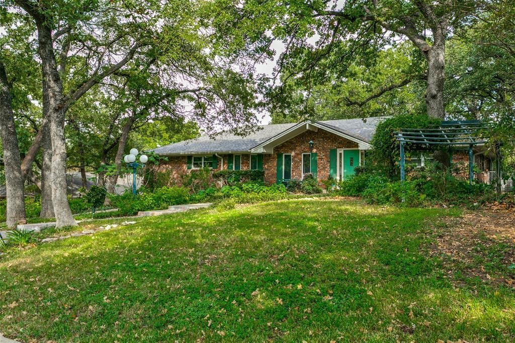 Property Photo:  1309 Driftwood Drive  TX 76040