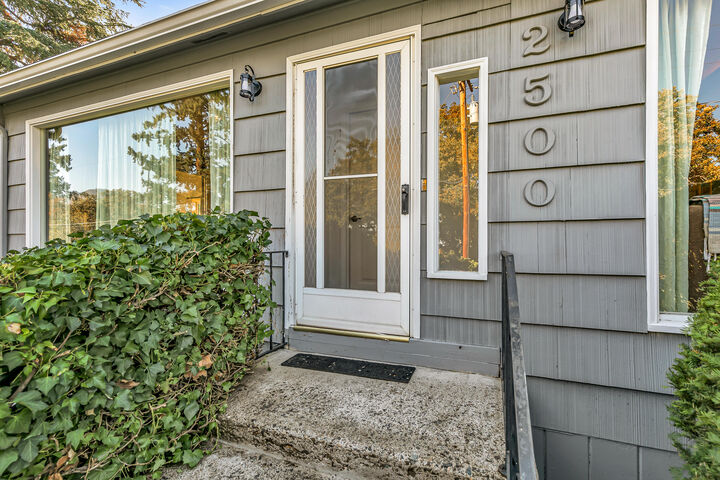 Property Photo:  2500 Capital Avenue  OR 97504