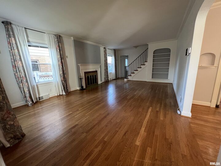 Property Photo: 223 W Hollyridge Circle IL 61614