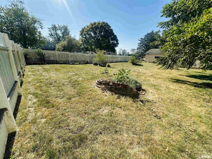Property Photo: 411 S 6th Street IL 61491