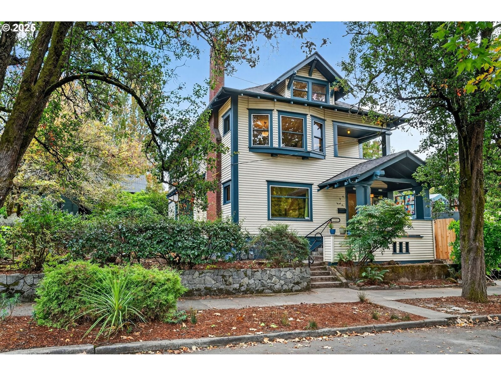 Property Photo: 1216 SE 18th Ave SE OR 97214