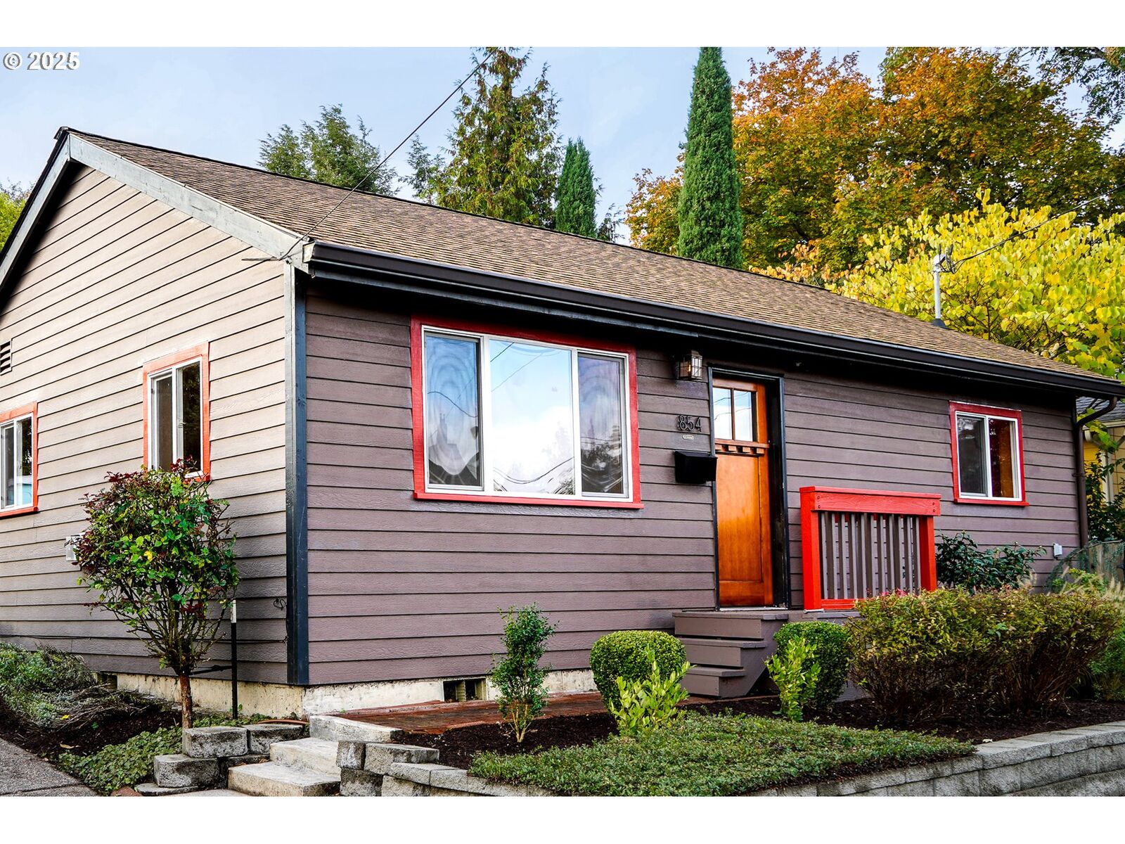 Property Photo:  854 N Baldwin St  OR 97217