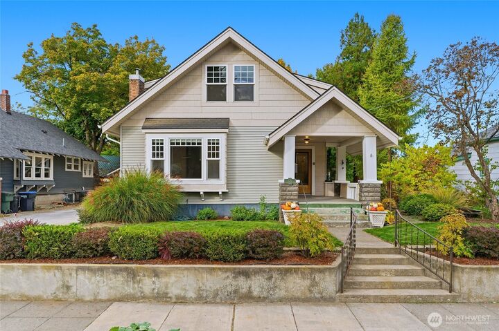 Property Photo:  241 N Bellevue Avenue  WA 99362