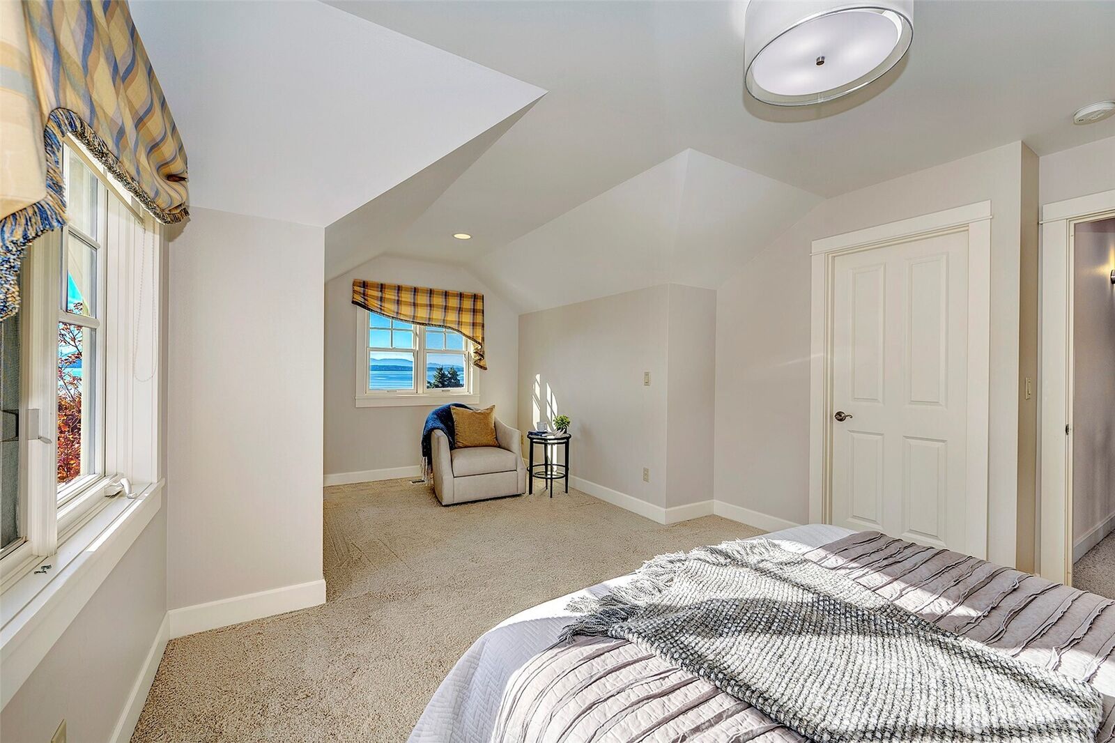 Property Photo:  1611  9th Avenue N  WA 98020