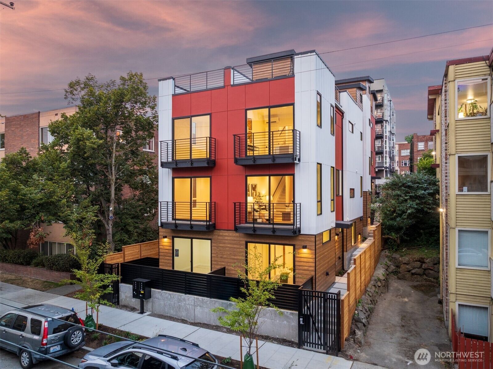 Property Photo:  318 E  Bellevue Avenue E  WA 98102