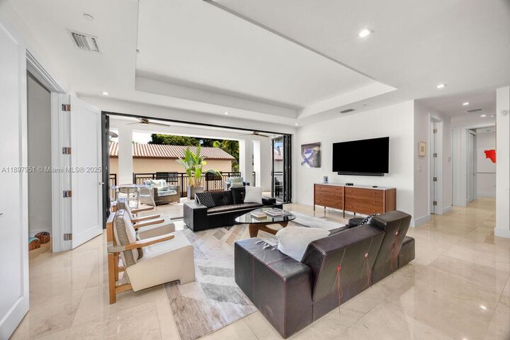 718 Valencia Ave 207  Coral Gables FL 33134 photo