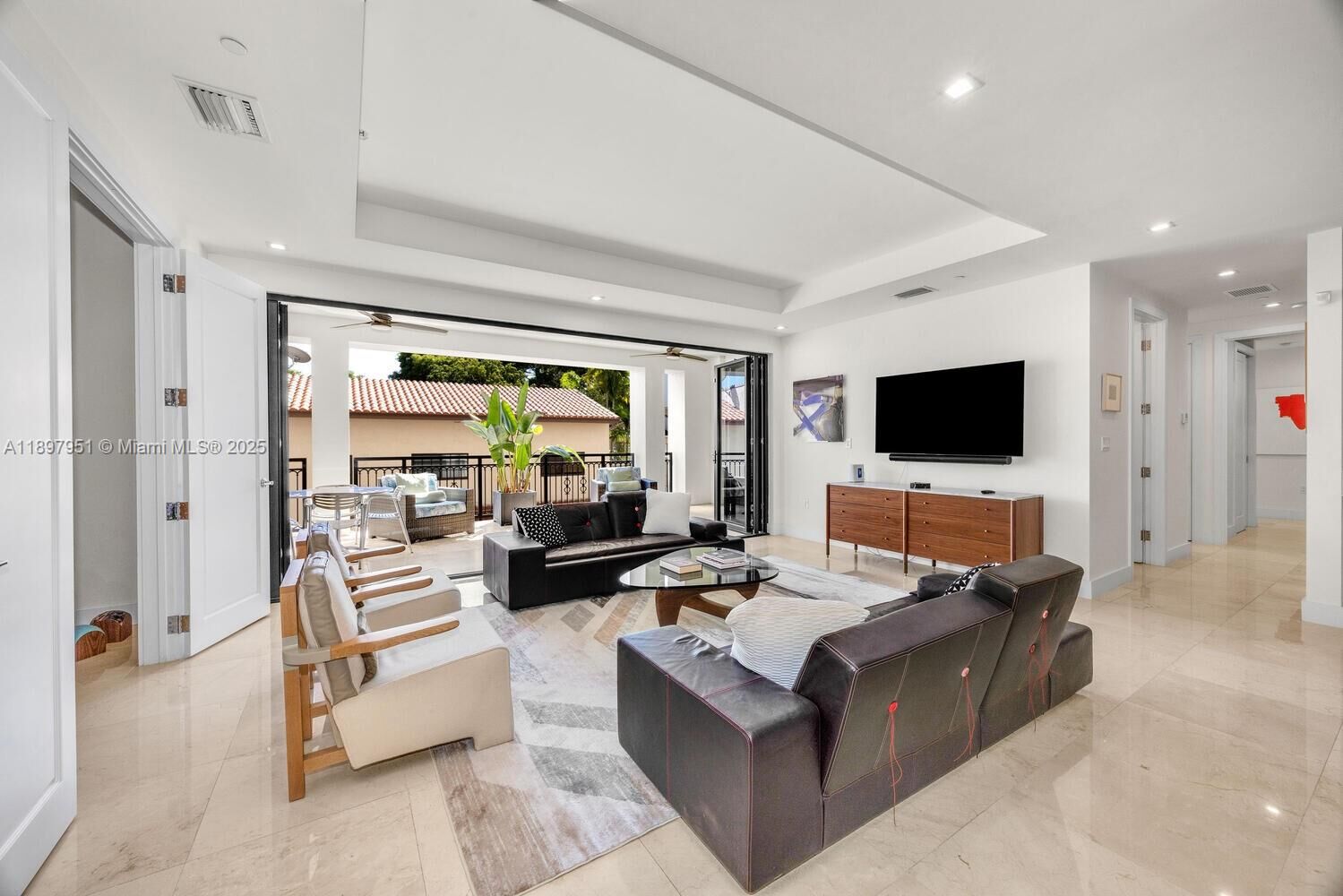 Property Photo:  718 Valencia Ave 207  FL 33134