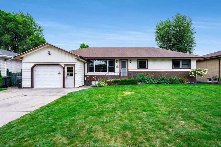 104 Danforth Avenue  Leamington ON N8H 2R2 photo