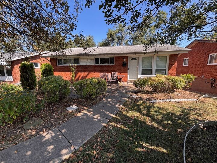 Property Photo:  370 Princeton Dr  PA 15235