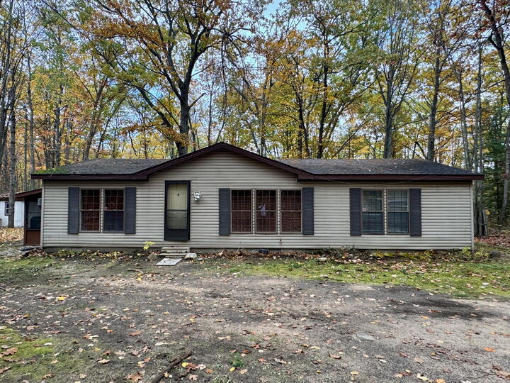 Property Photo: 2556 E Mullett Lake Road MI 49749