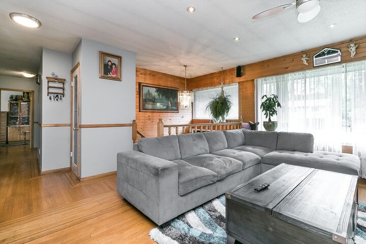 Photo de la propriété:  11405 92 Avenue  BC V4C 3K8