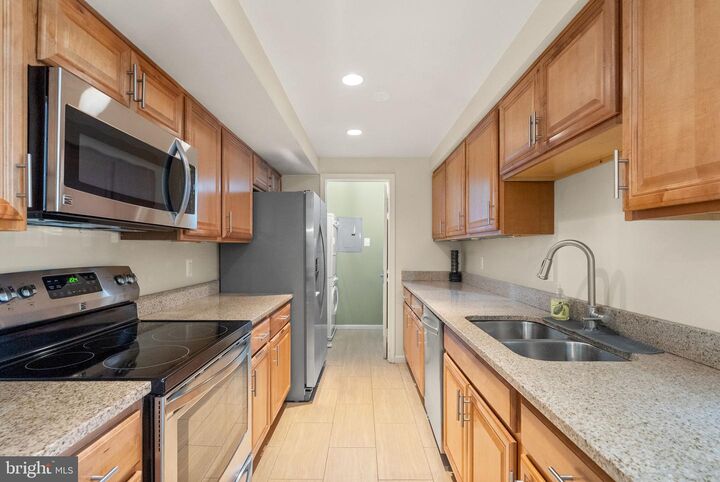 Property Photo: 6905 Keyser Way B VA 22310