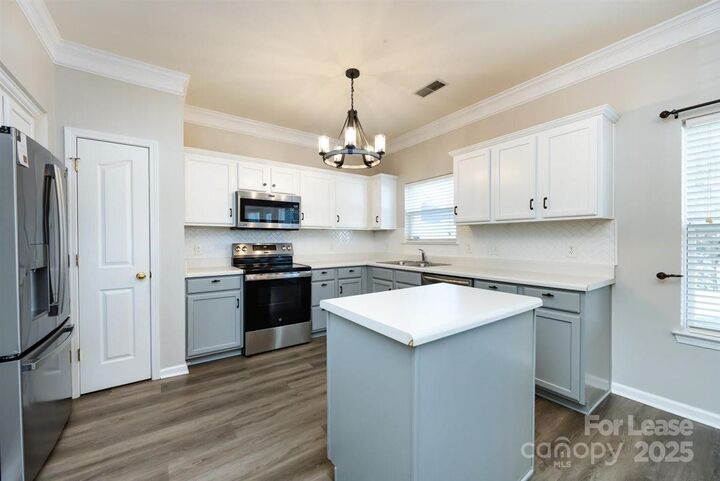 Property Photo:  4811 Sunburst Lane  NC 28213 