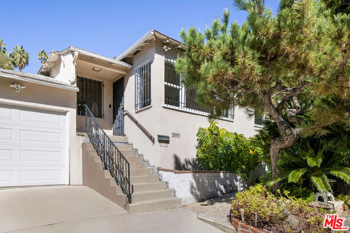Property Photo:  1753 Redcliff St  CA 90026
