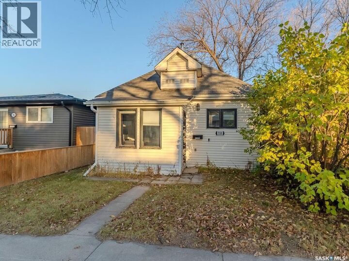 Property Photo:  710 I Avenue S  SK S7M 1Y2