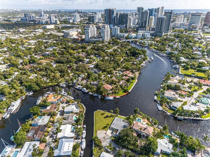 Property Photo:  522 SW 9th Ter  FL 33312