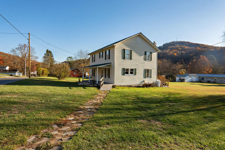 Property Photo:  300 13th St  WV 25962
