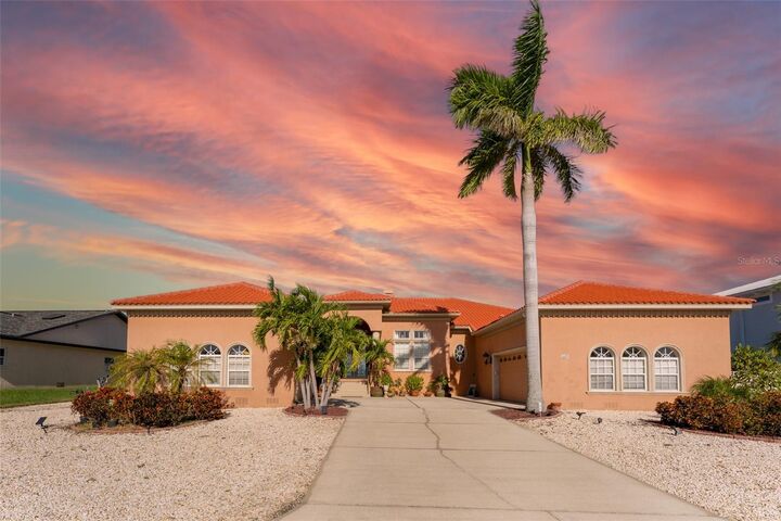 Property Photo: 825 Birdie Way FL 33572