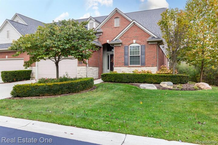 2222 Sanctuary Court Court 2  Rochester Hills MI 48309 1628 photo