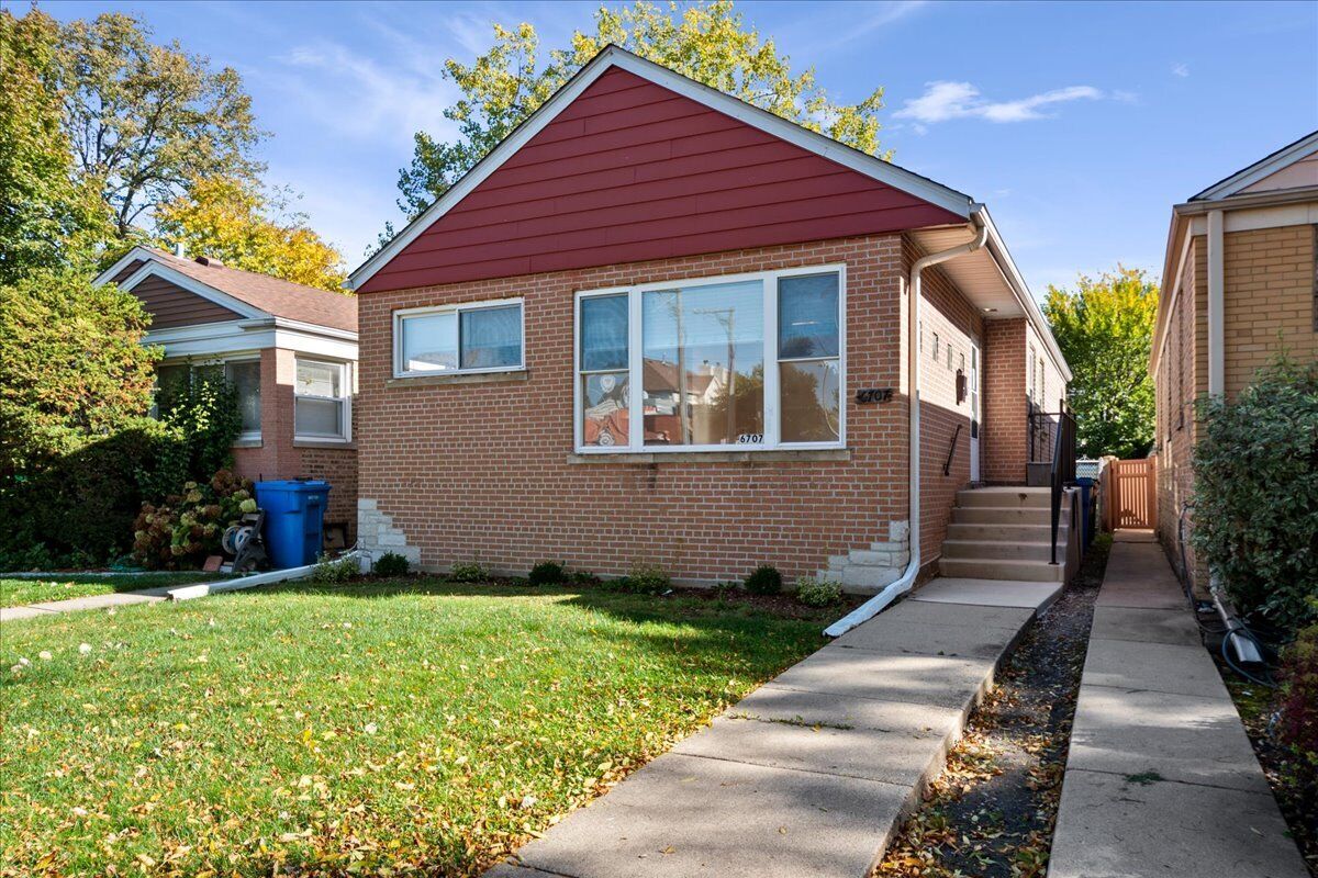 Property Photo:  6707 N Whipple Street  IL 60645