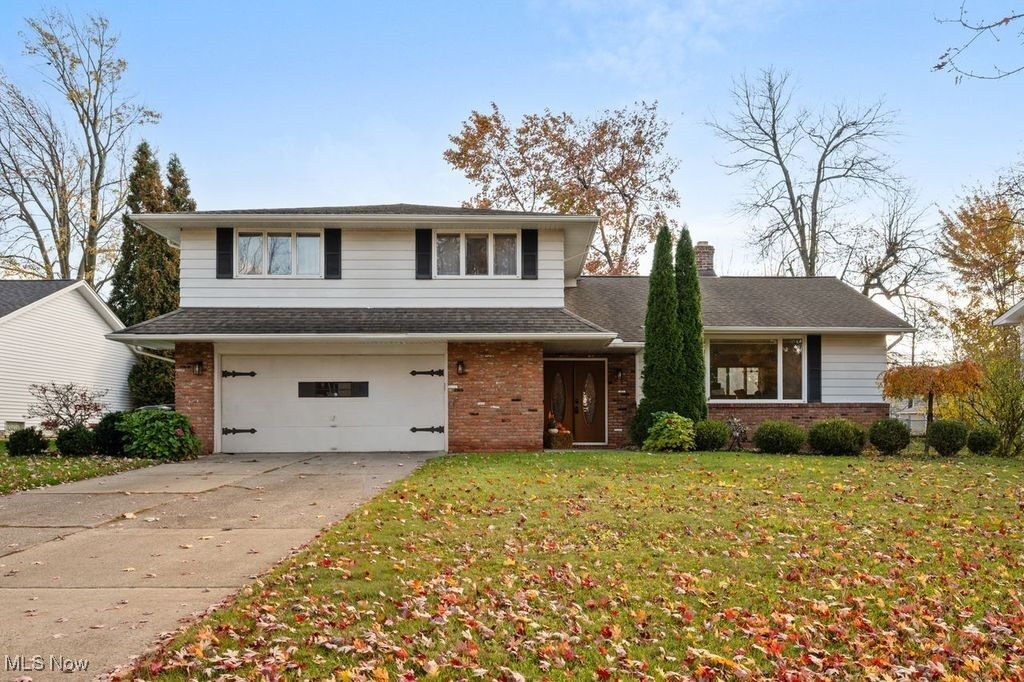 Property Photo:  5560 Lansbury Lane  OH 44124 