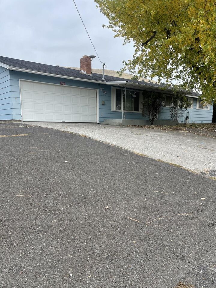 Property Photo: 1735 Chinchalla Way OR 97603