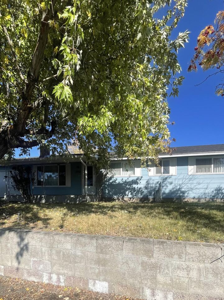 Property Photo:  1735 Chinchalla Way  OR 97603 