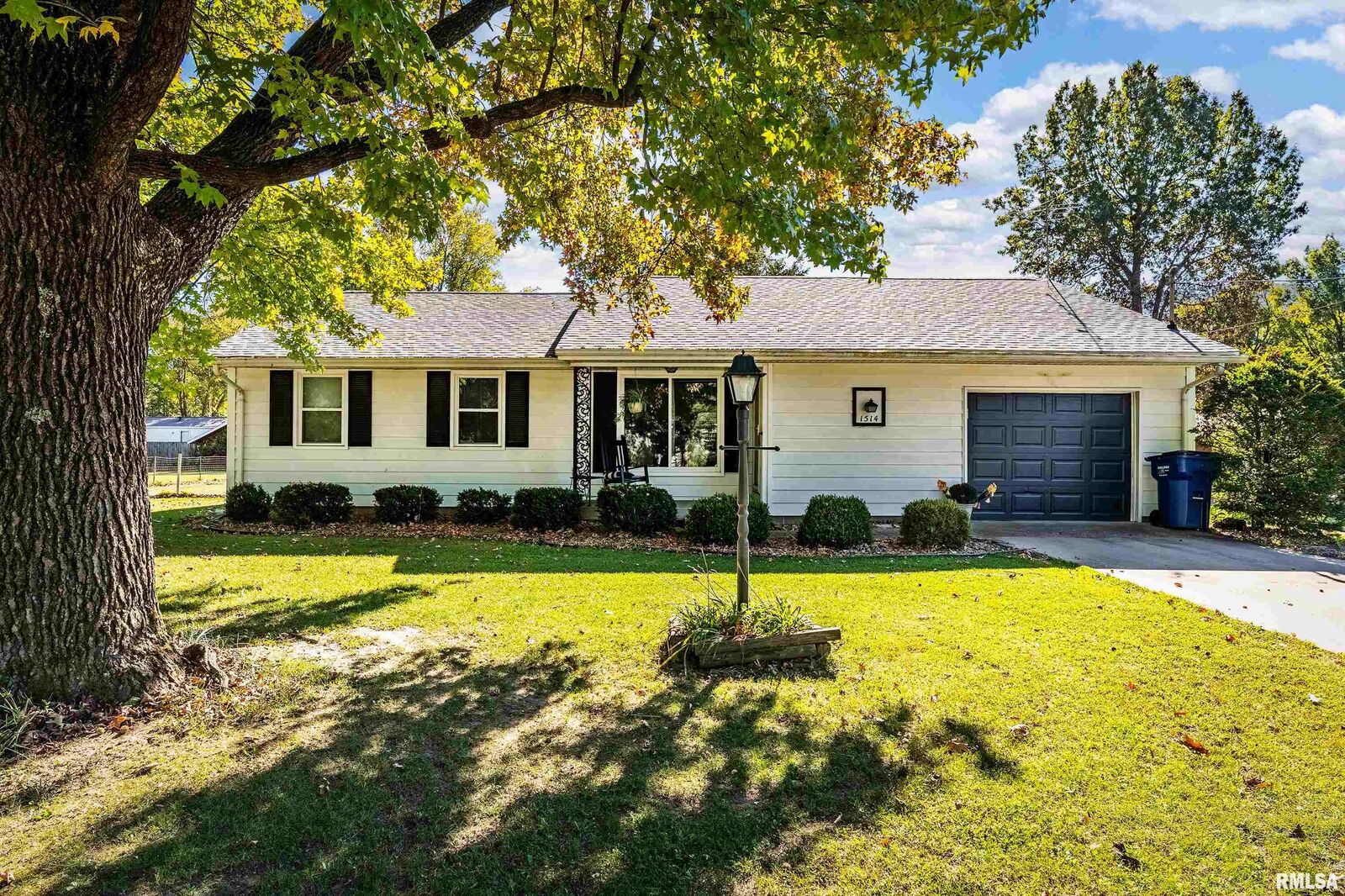 Property Photo:  1514 E Cleveland Street  IL 62896 