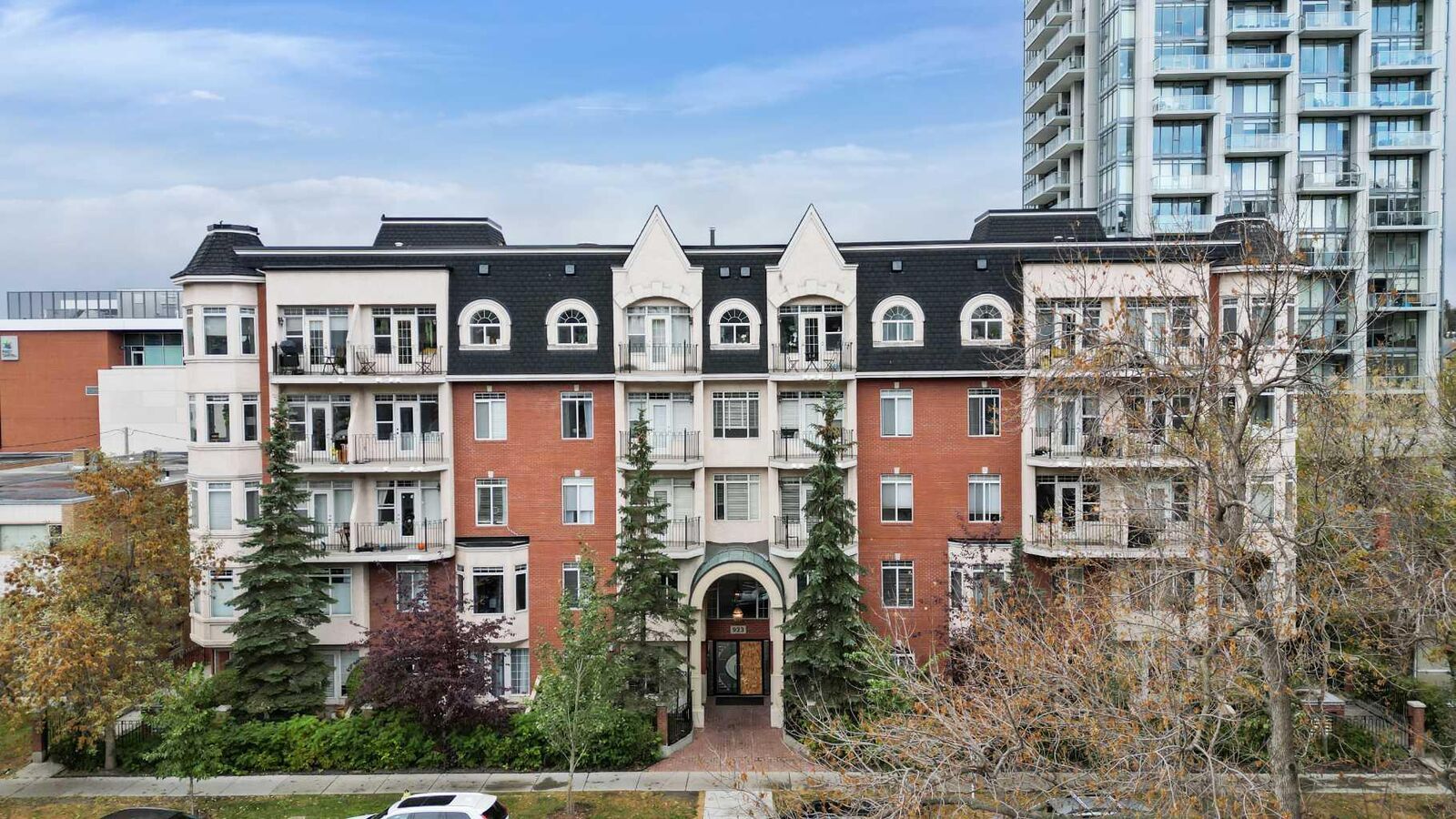 Property Photo:  923 15 Avenue SW 304  AB T2R 0S2