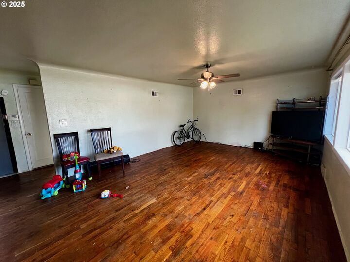 Property Photo: 1271 Centennial Blvd OR 97477