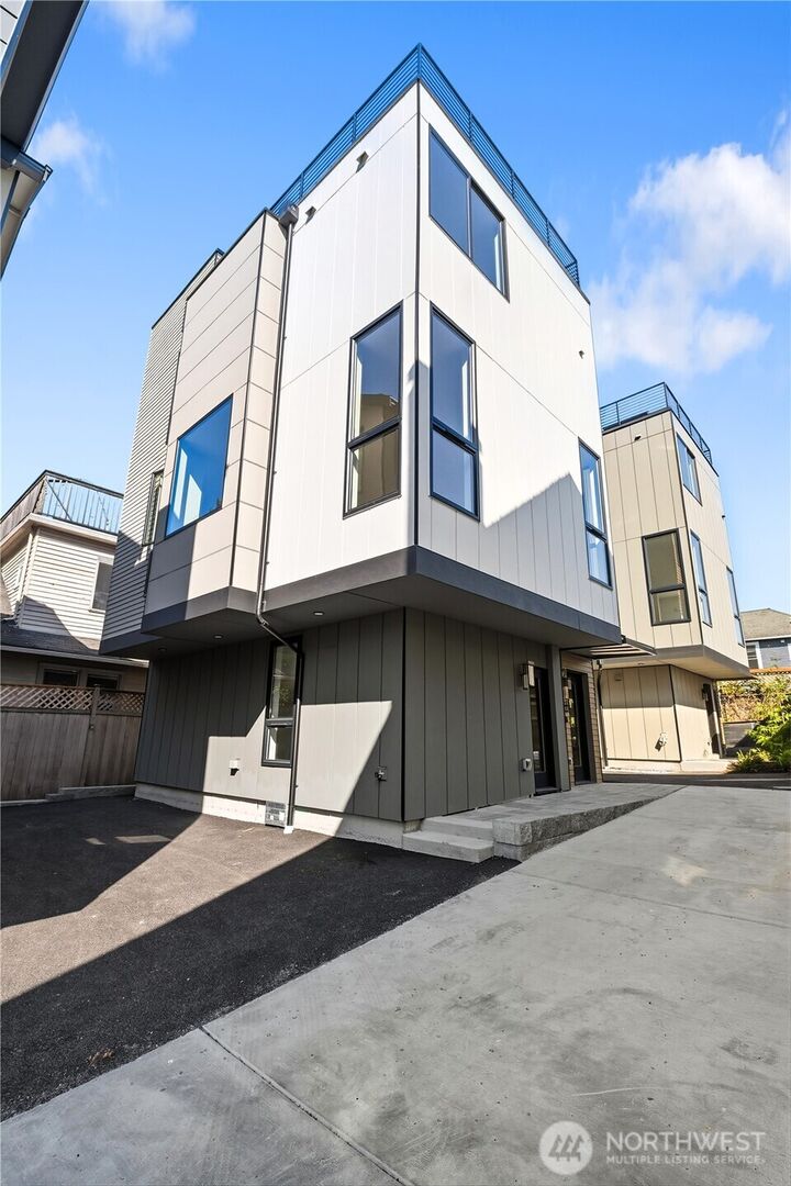 Property Photo:  218  21st Avenue E  WA 98112
