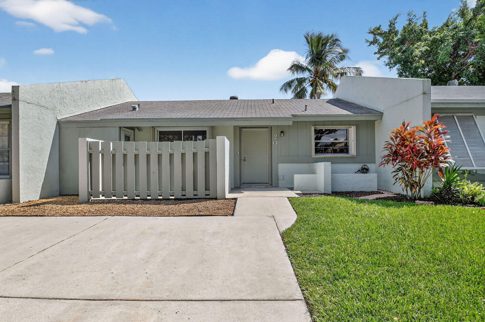 Property Photo:  20 Camden Lane  FL 33426 