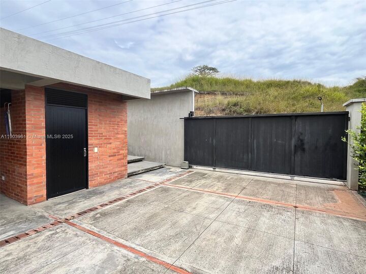 Property Photo:  Via Cerritos Pereira   660007