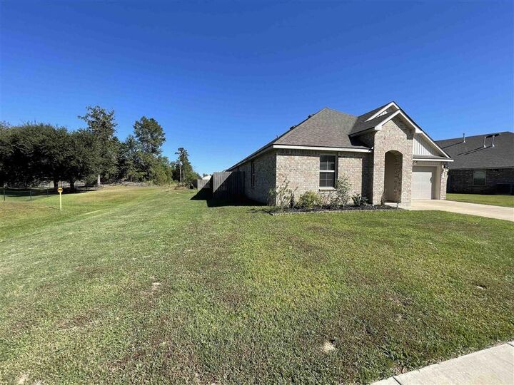 Property Photo:  920 Saint James Dr Drive  LA 70611 