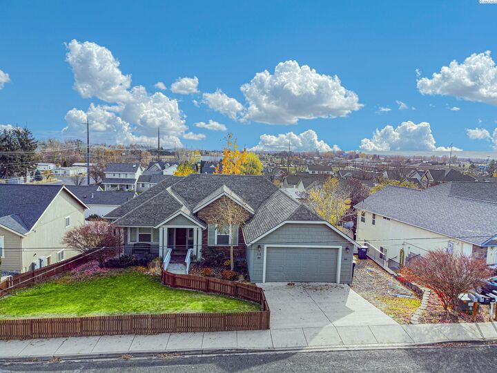 Property Photo:  718 SE Scenic View Dr  WA 99324