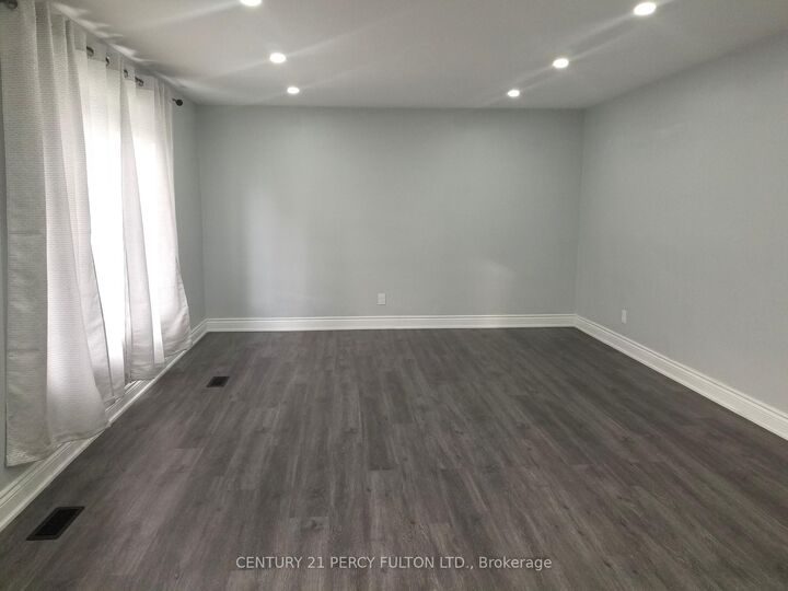 Photo de la propriété:  1033 Centre Street N  ON L1N 4V4 