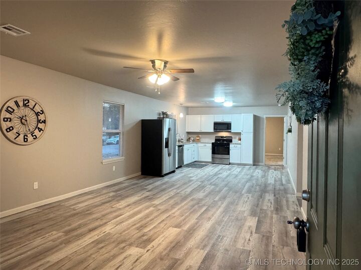 Property Photo:  802 E Maple Street  OK 74023