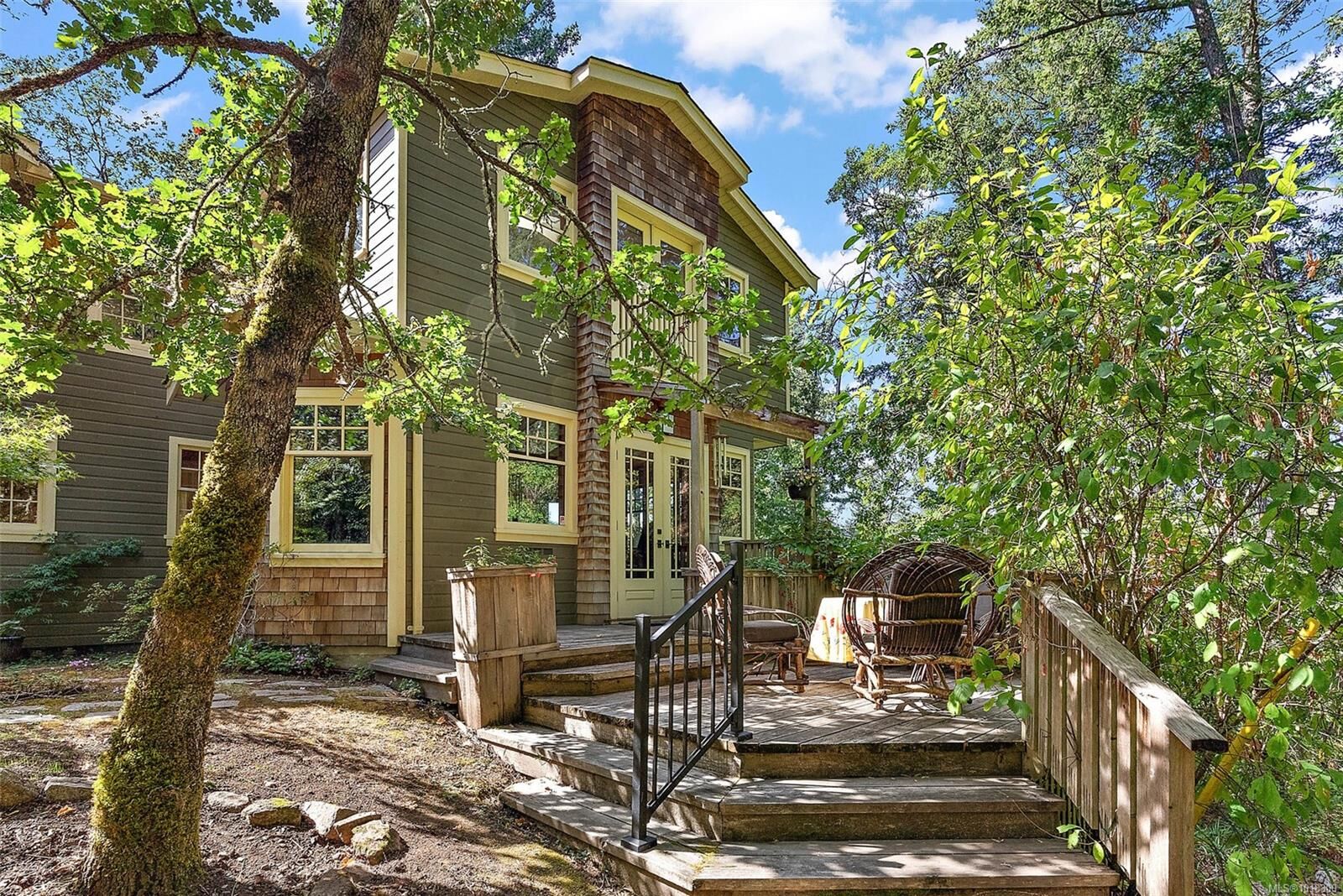 Photo de la propriété:  800 Bardsey Lane  BC V8M 1S4 