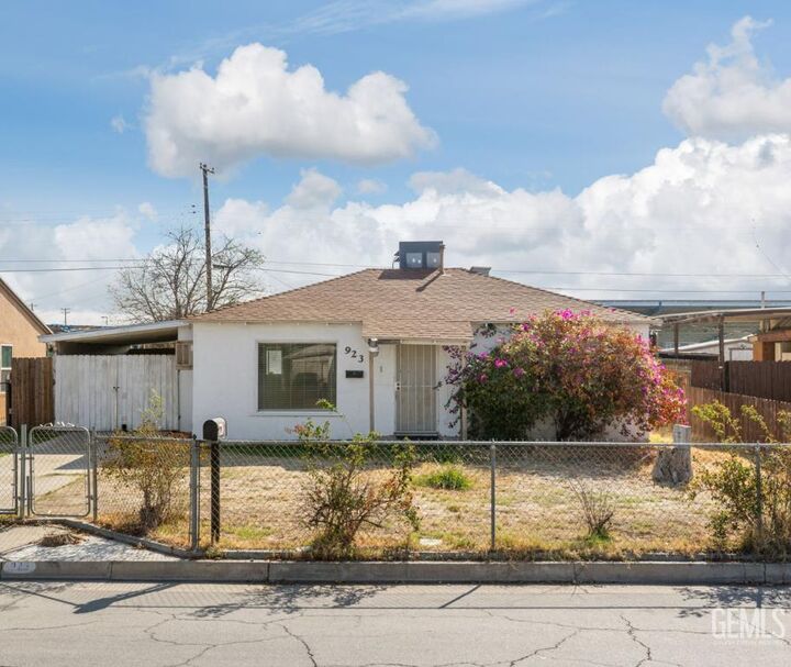 923 Townsley Avenue  Bakersfield CA 93304 photo