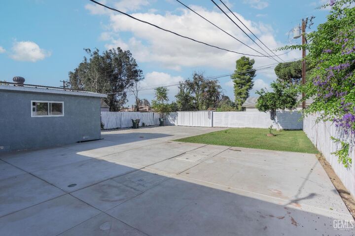 Property Photo: 1317 Edna Street CA 93304