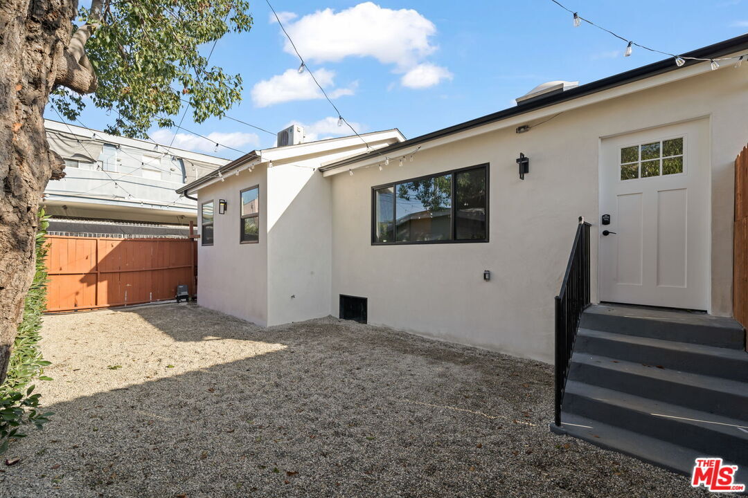 Property Photo:  609 Sunset  CA 90291