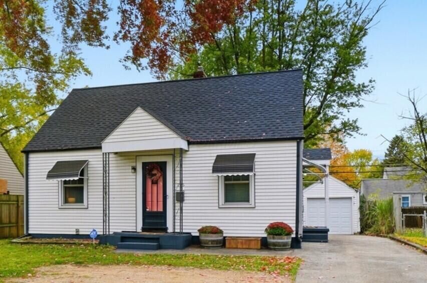 Property Photo: 775 E Weber Road OH 43211