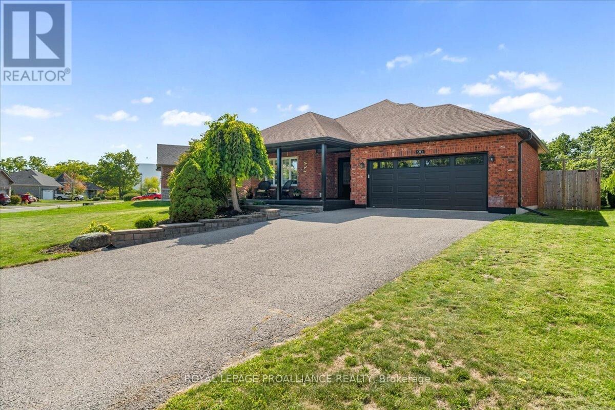 Property Photo:  90 High Street  ON K0L 1L0 