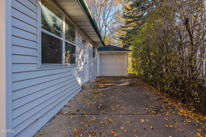 Property Photo:  825 N 2nd Street  ND 58501