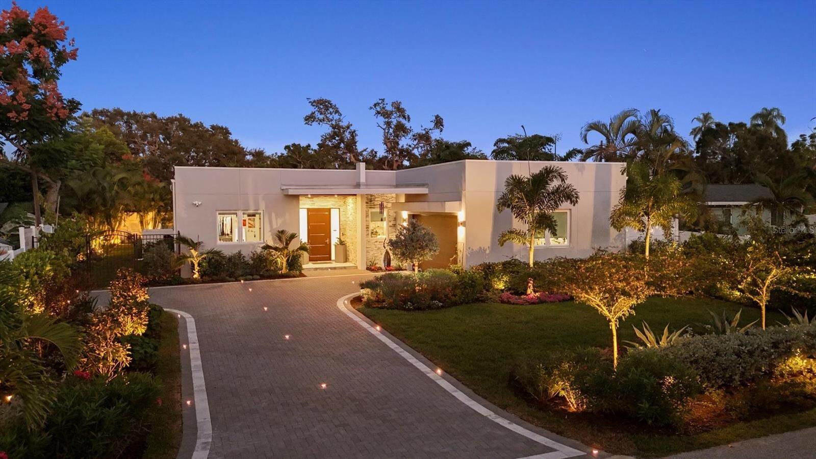 Property Photo:  2711 Blossom Drive  FL 34239 